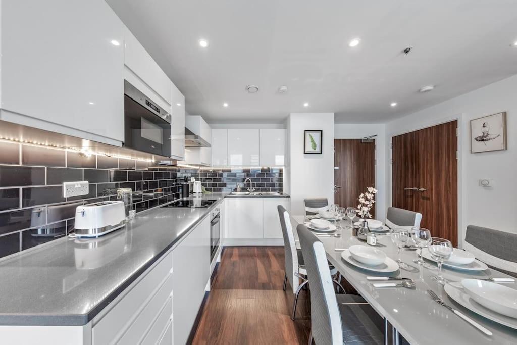 Contemporary 1 Bedroom Flat In Bp4
