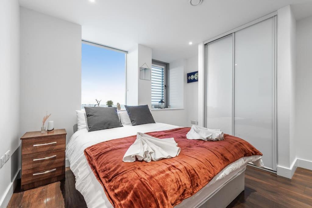 Appartamento Contemporary 1 Bedroom Flat In Bp4 Londra