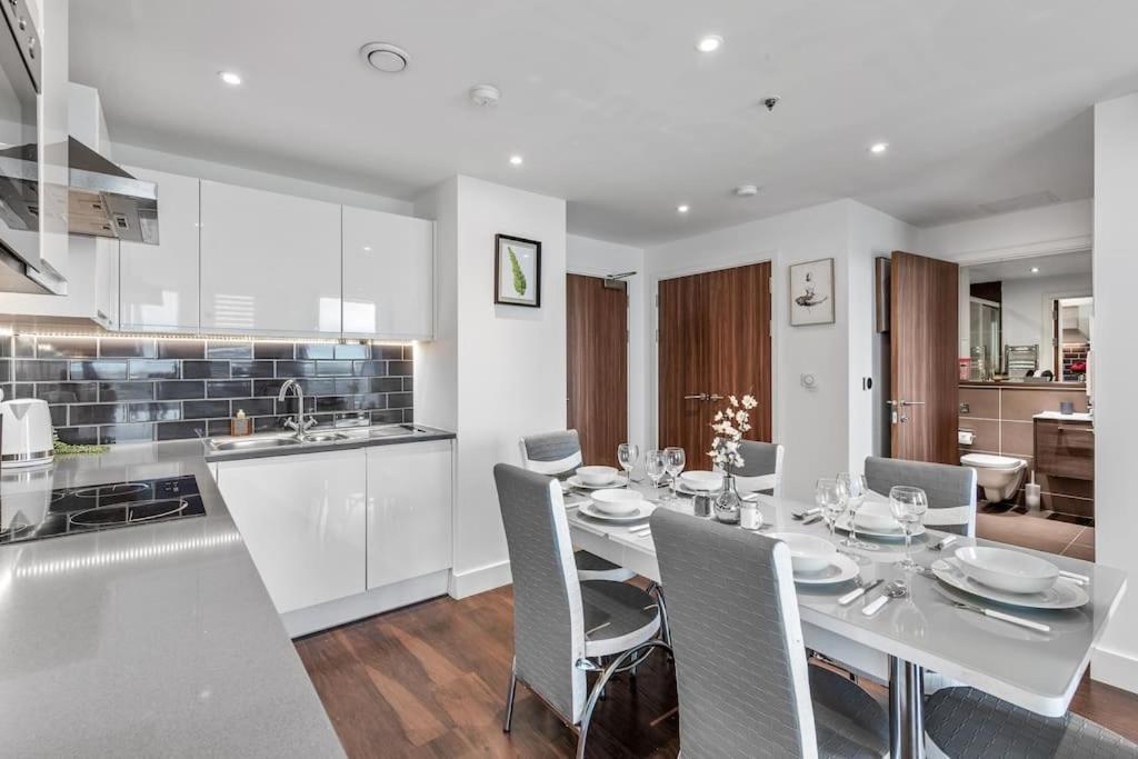 Contemporary 1 Bedroom Flat In Bp4 * Londra