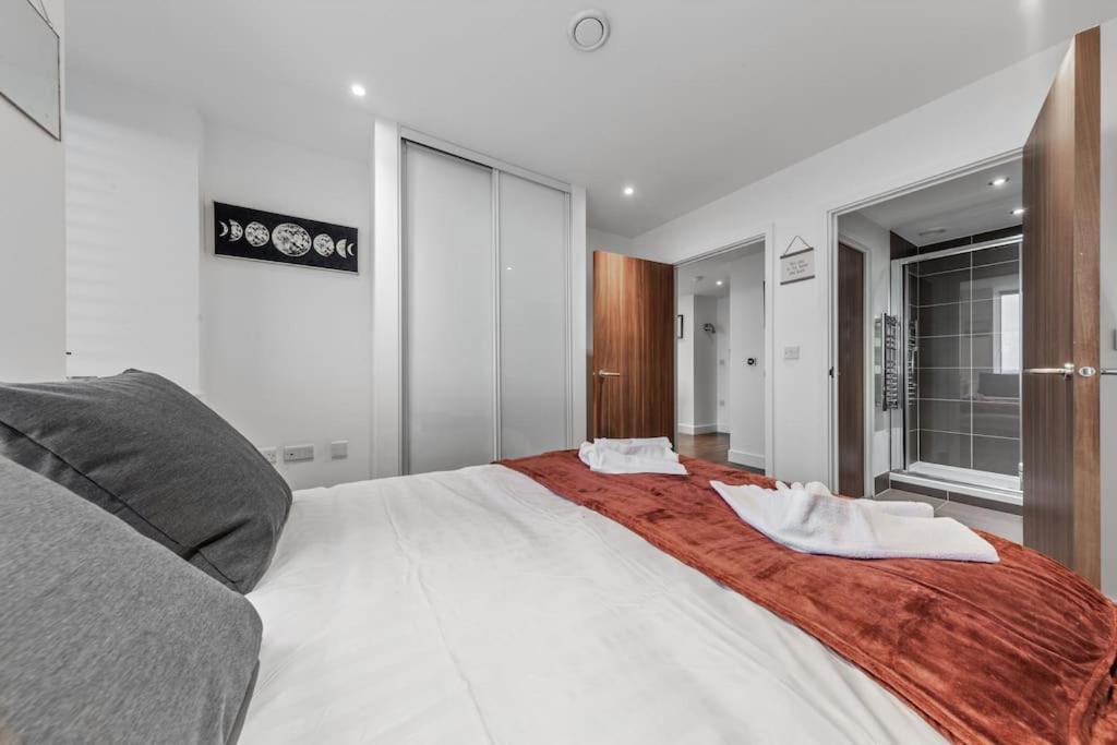 Contemporary 1 Bedroom Flat In Bp4 Londra