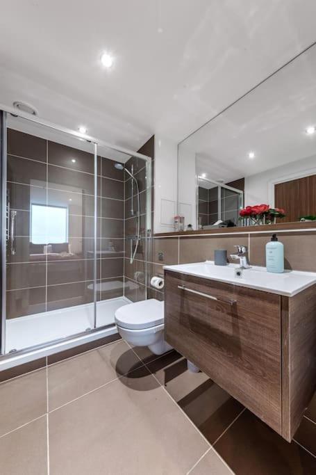 Contemporary 1 Bedroom Flat In Bp4 Appartamento Londra