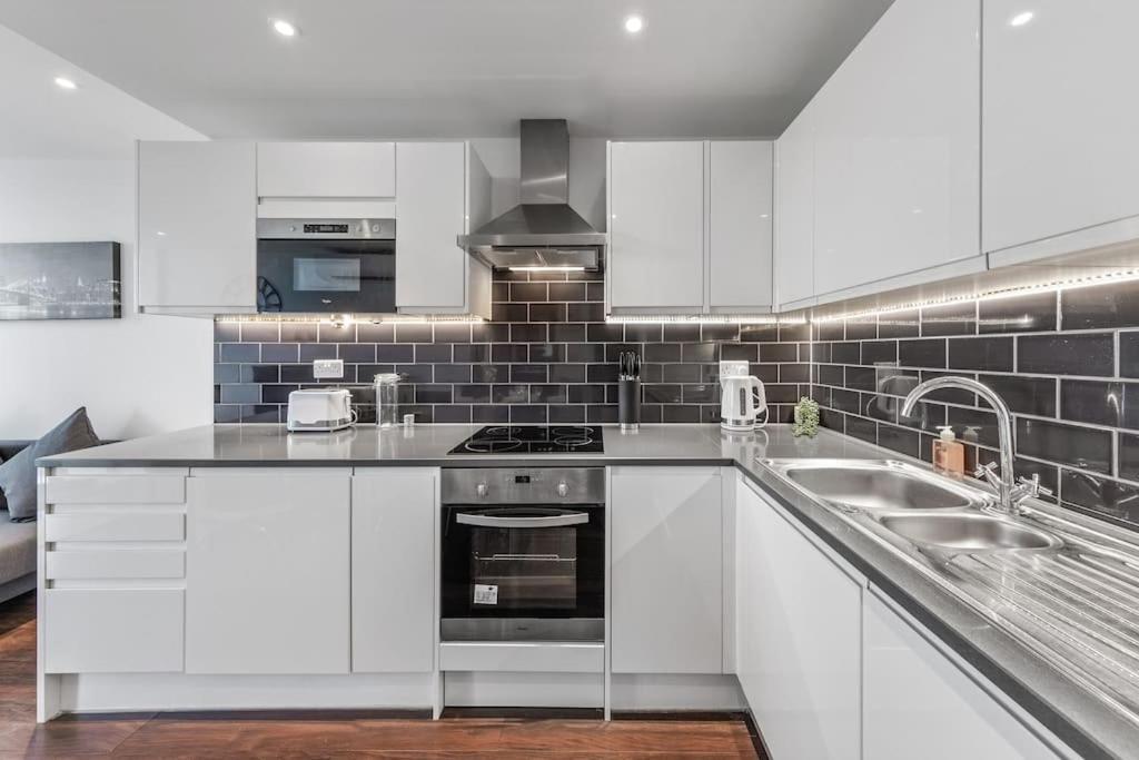 Contemporary 1 Bedroom Flat In Bp4 *